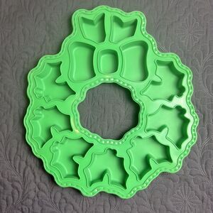 Create n Celebrate with Cupcakes Wreath Pull-a-Part Cupcake Mold Christmas  NWOP